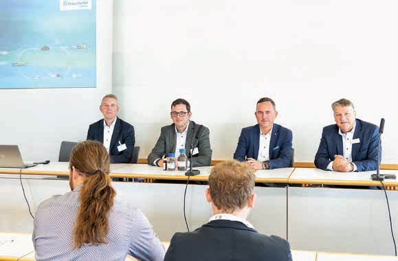 Gemeinsame Präsentation der neuen Technologie auf der Pressekonferenz der IFAT in München, v. l. Prof. Dr.-Ing. Matthias Franke, Leiter Fraunhofer UMSICHT, Institutsteil Sulzbach-Rosenberg; Dr. Thomas Fehn, Gruppenleiter Recyclingtechnologien, Fraunhofer UMSICHT; André Täube, Geschäftsführer Deutscher Asphaltverband (DAV) e.V.; Bernd Rudolph, Senior Vice President Business Development Building Materials Technology, Grenzebach BSH GmbH. (Quelle: Fraunhofer UMSICHT)